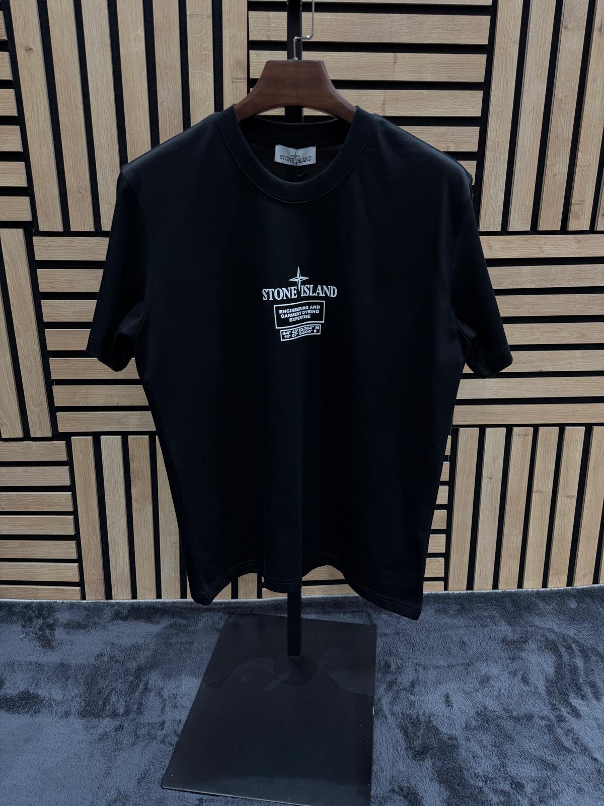 T-shirt stone island