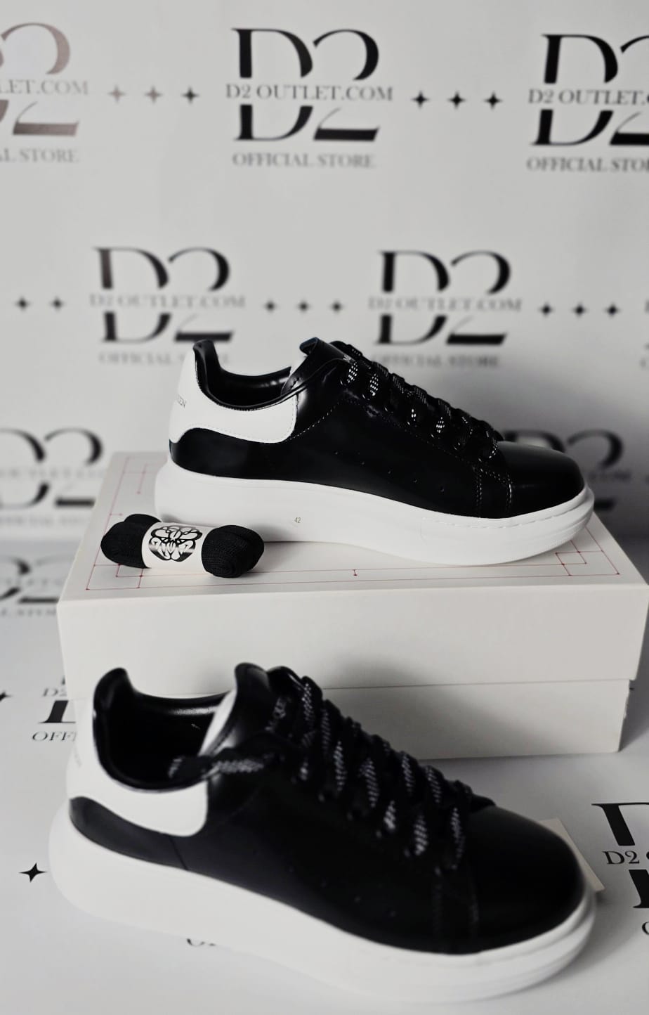 #10 Alexander McQueen Black white